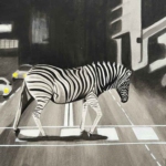 Titelbild Ausstellung "Tiere in der Stadt - Menschen auf dem Land", Zebra läuft in Stadt über Zebrastreifen